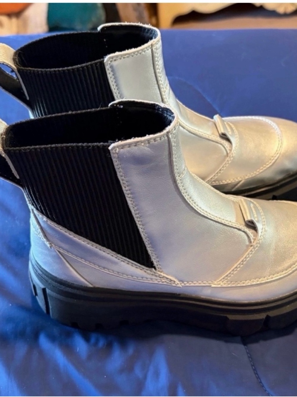 SOREL (7) LIKE NEW!!!  Chelsea Platform 
Ankle Boots/ Silver/black - reg $79